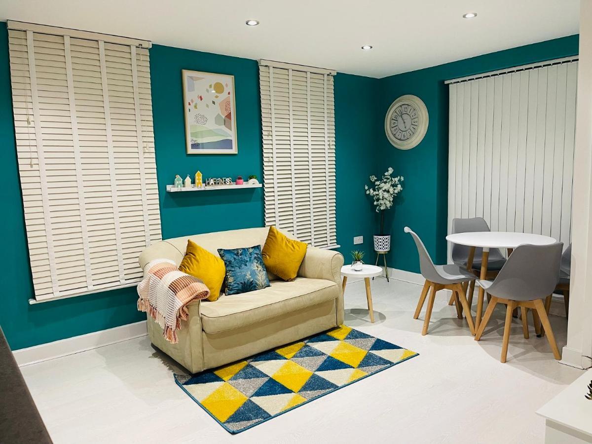 Cheerful 2-Bed Townhouse In Wakefield With Parking Villa Exterior photo