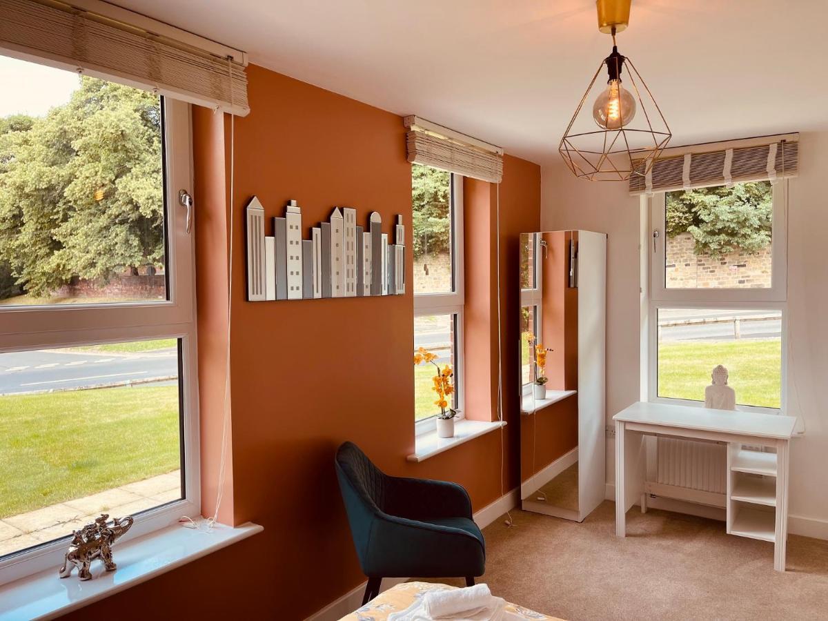 Cheerful 2-Bed Townhouse In Wakefield With Parking Villa Exterior photo