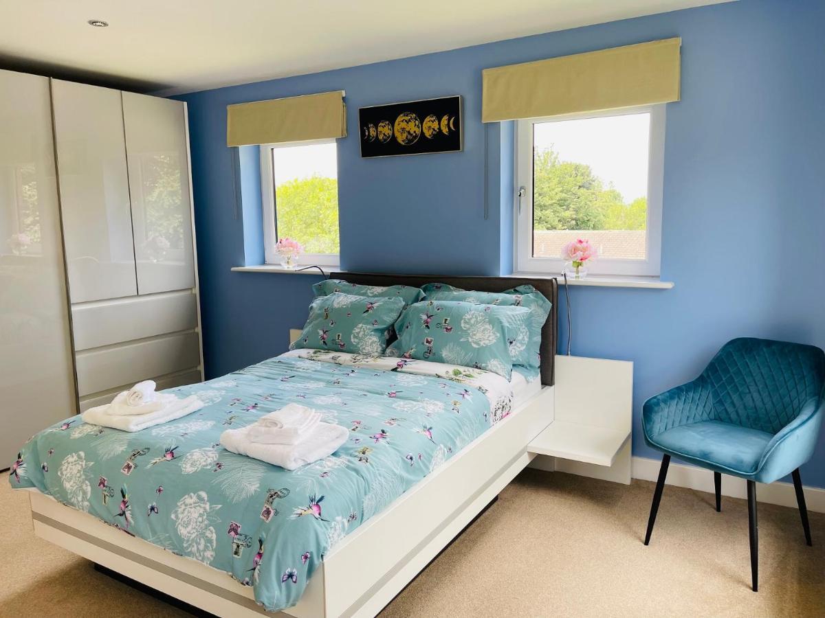 Cheerful 2-Bed Townhouse In Wakefield With Parking Villa Exterior photo