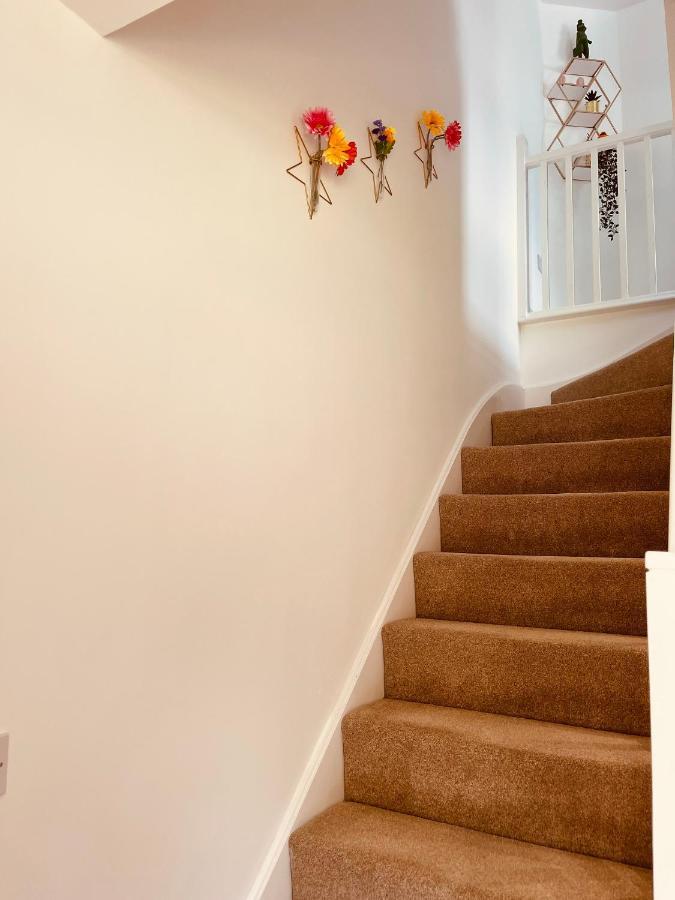 Cheerful 2-Bed Townhouse In Wakefield With Parking Villa Exterior photo