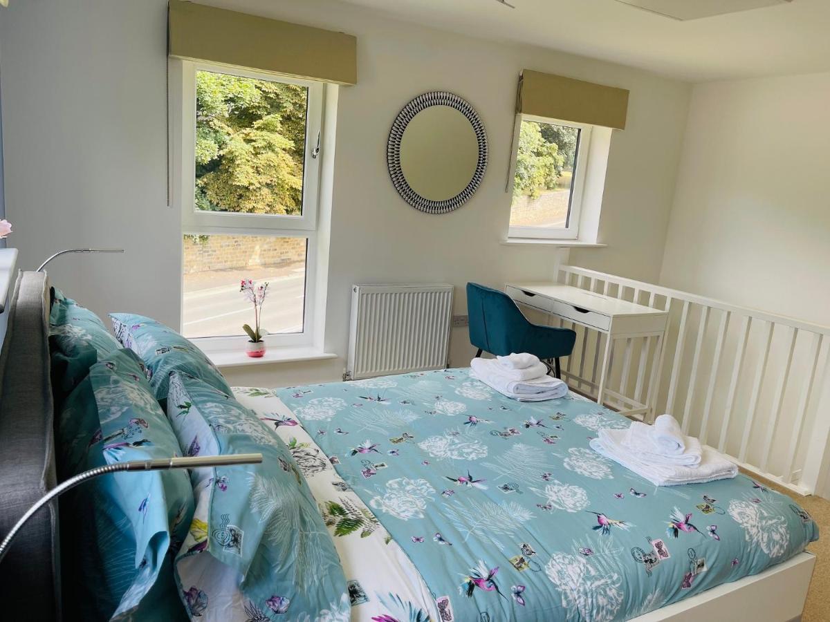 Cheerful 2-Bed Townhouse In Wakefield With Parking Villa Exterior photo