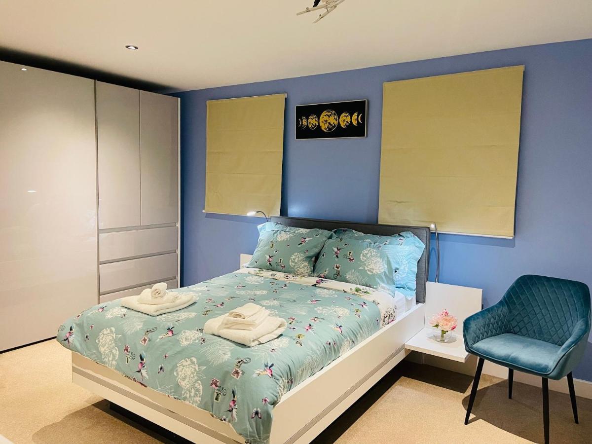 Cheerful 2-Bed Townhouse In Wakefield With Parking Villa Exterior photo