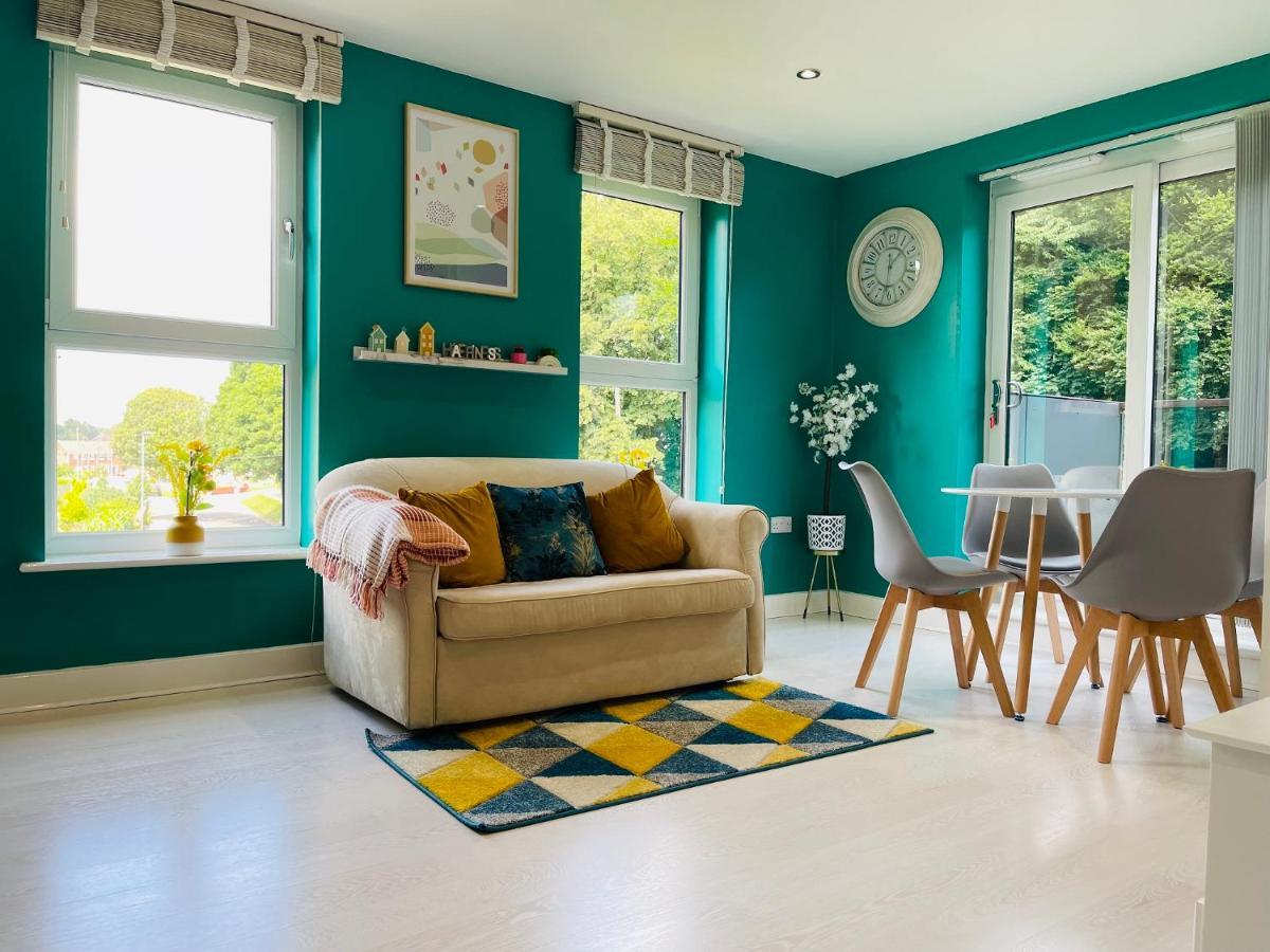 Cheerful 2-Bed Townhouse In Wakefield With Parking Villa Exterior photo