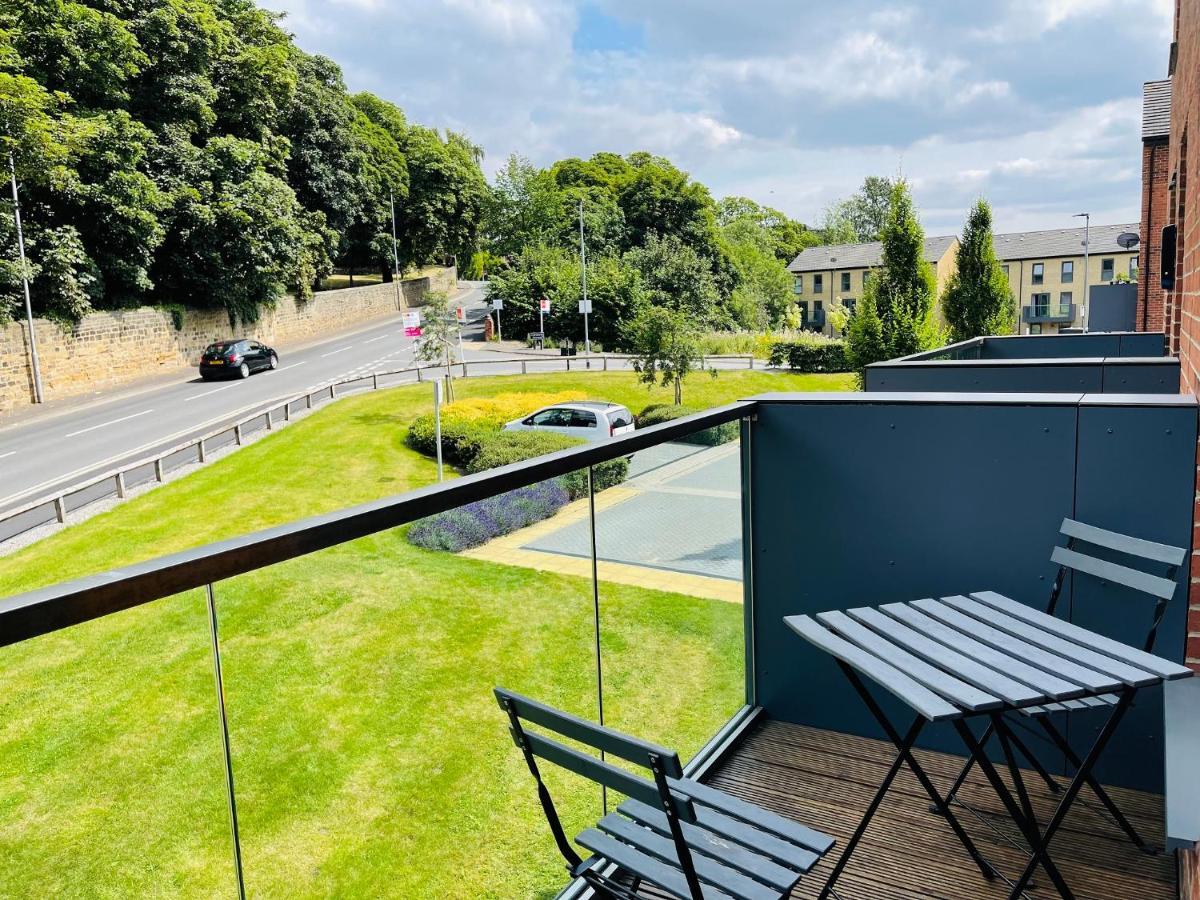 Cheerful 2-Bed Townhouse In Wakefield With Parking Villa Exterior photo